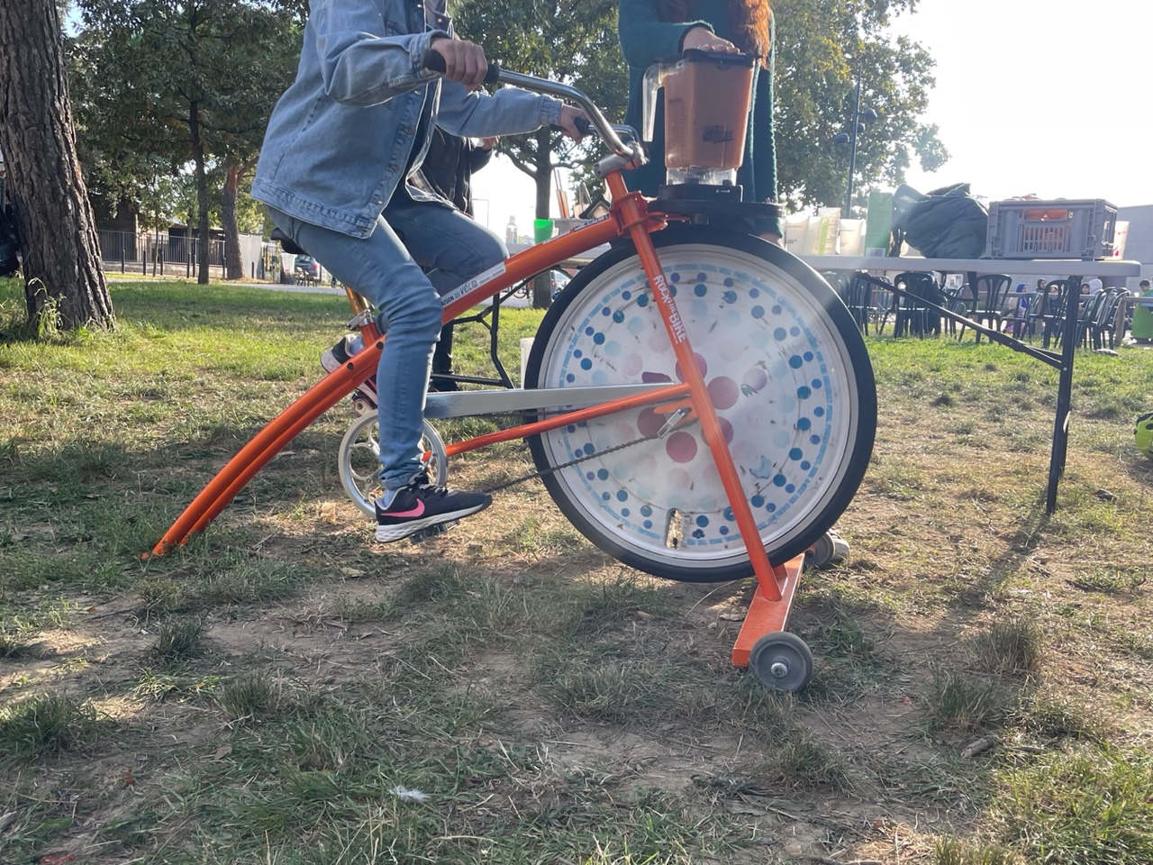 Quelqu'un Quelqu'un pédale sur le vélo smothies, vélo spécial qui permet de faire du jus de fruit en pédalant grâce à un mixeur sur le vélo smothies, vélo spécial qui permet de faire du jus de fruit en pédalant grâce à un mixeur