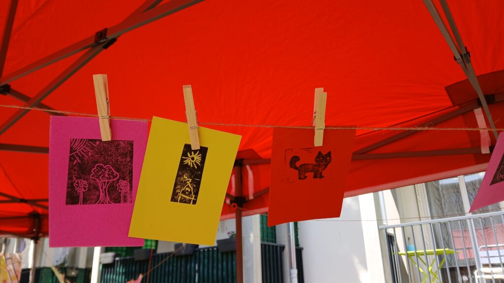Gravures sur papier suspendues sur un fil