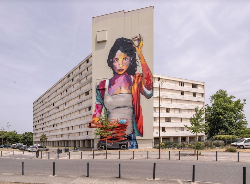 Graff sur un immeuble d'une femme se couronnent
