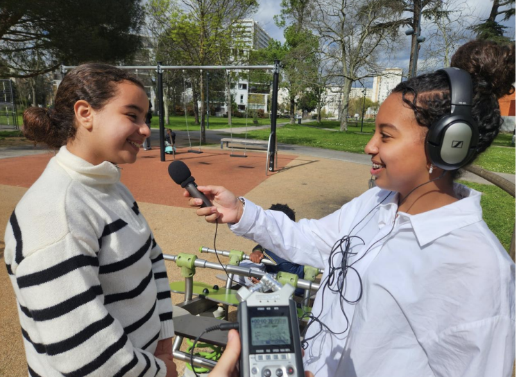 Deux élèves s'interviewent dans le cadre de l'aire terrestre éducative de Bagatelle