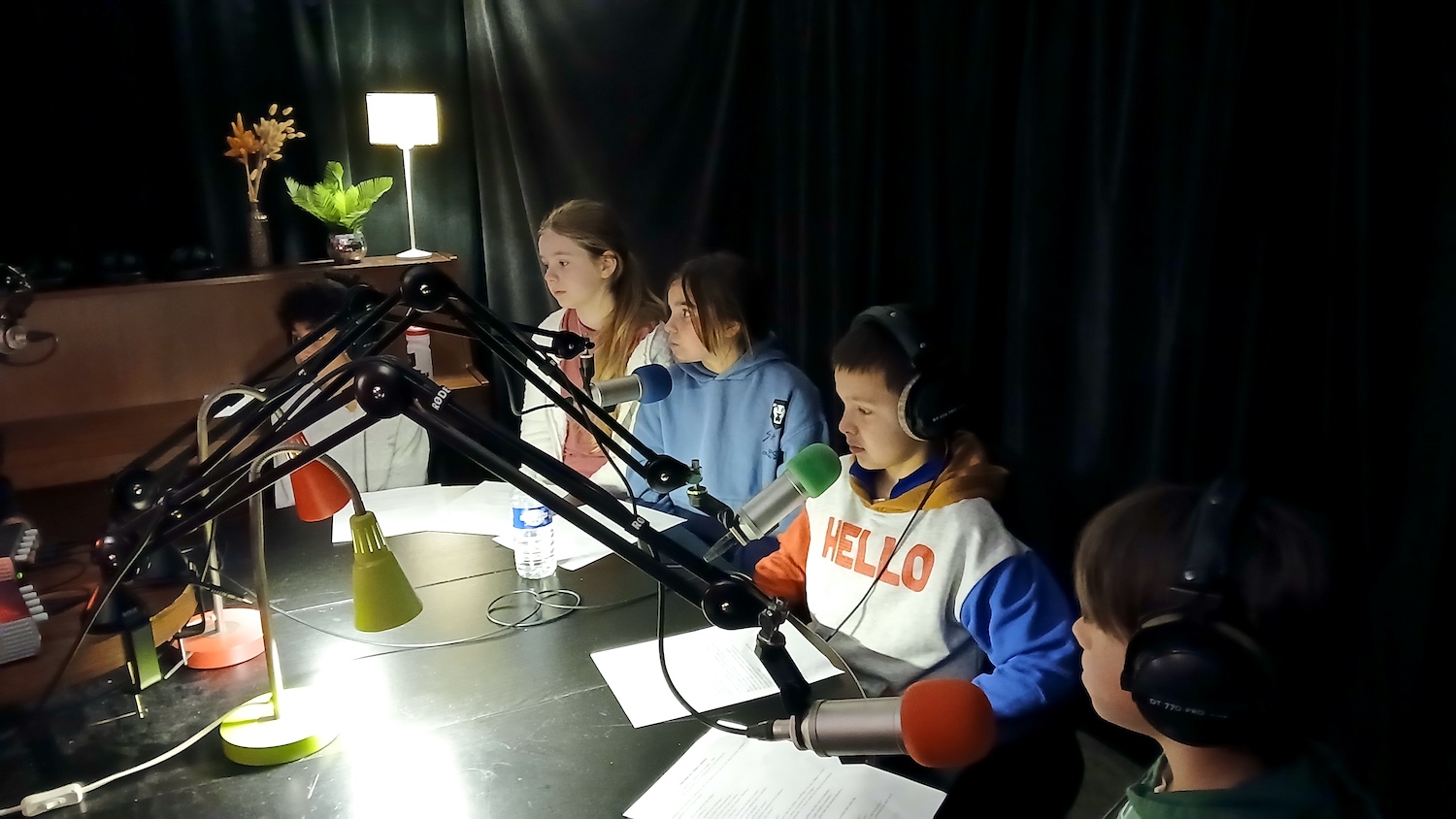 Elèves dans un studio Radio